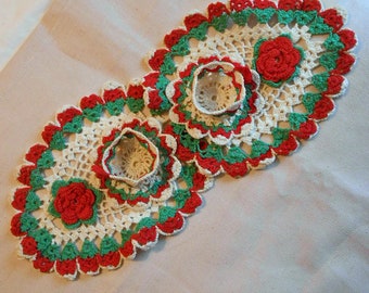 Unique TEA CUPS and DOILY Set Red Roses Green Leaves Shell Scallop & Ivory Pineapple Stitches 1940s Crochet Table Shelf Pretty Mint Find