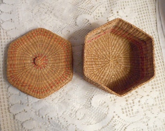 Hand Woven RAFFIA SEWING BASKET Hexagon Shape Red Stripes, Top Knob Notions Jewelry Keepsakes Perfect Clean Vintage Find 6.5" x 6.5"