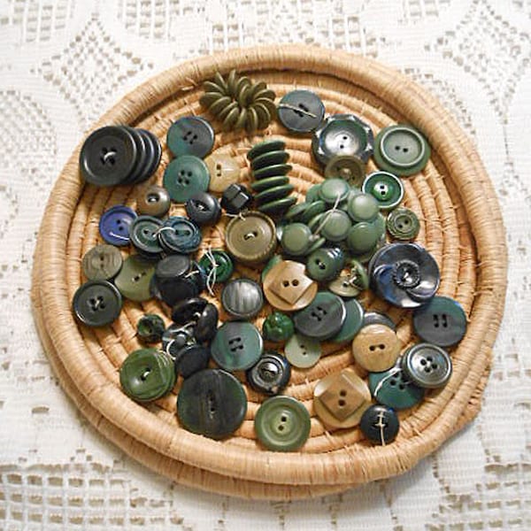 DARK GREEN BUTTONS Mixed Lot 100+ pcs Bakelite Olive Moss Forest Shades Multi Designs Pairs Singles Sewing Journal Art Jewelry Kids Crafts