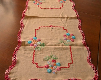 YELLOW LINEN RUNNER Dresser Scarf Embroidered Daisy Bouquets Red Rick Rack Pink Crochet Lace Trim 15.5" by 37" Vintage 1950s Hand Sewn Find