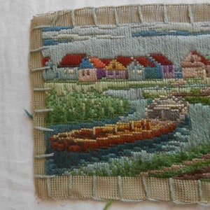 Peaceful WATER SCENE Needlepoint Canvas to Frame Finished Wool Stitched Cottages Boats Figures Gray Sky Green Fields Antique 8.5 x 13 Find Bild 2