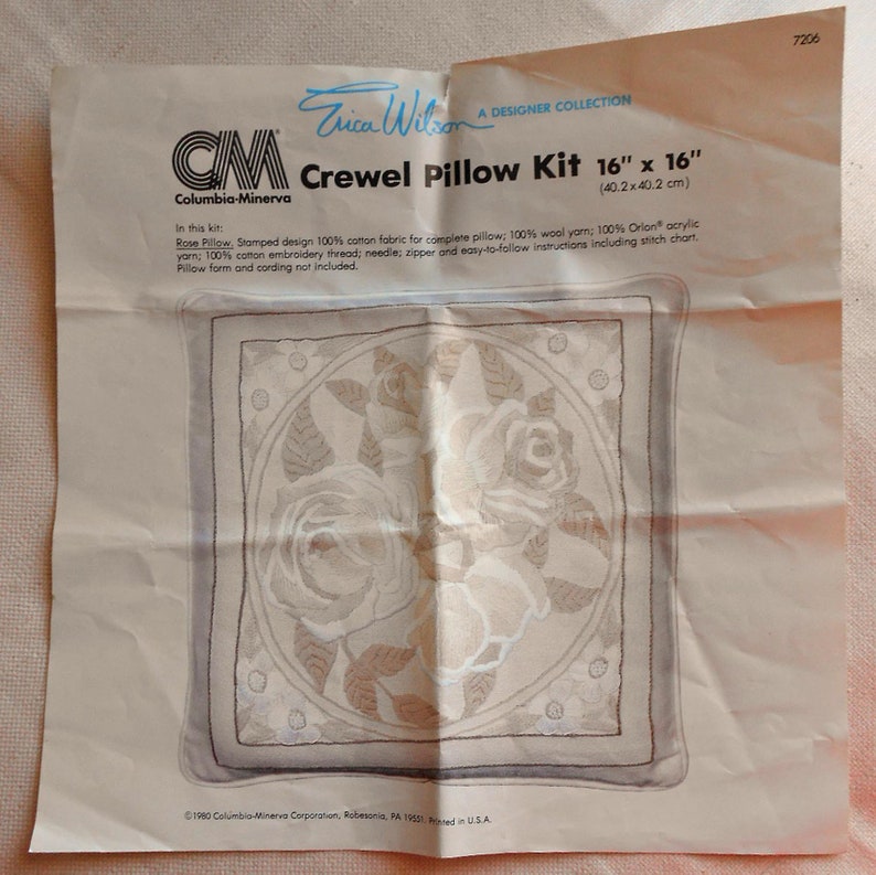 Erica Wilson CREWEL ROSE PILLOW Kit 7206 Sepia Tones Pretty 16 sq Wool Yarn Thread Zipper Stitch Chart Unused Find 1980 Columbia Minerva afbeelding 1