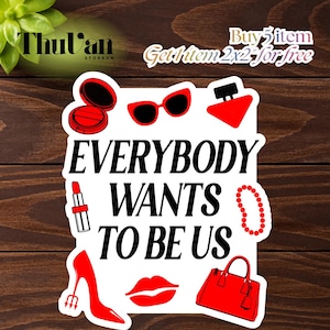 Pode incluir: Um adesivo branco com ilustrações vermelhas e pretas de maquiagem, acessórios e a frase "EVERYBODY WANTS TO BE US". O adesivo inclui um estojo de pó, óculos de sol, perfume, batom, um salto alto, uma impressão labial, uma bolsa e um colar.