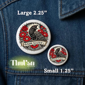 Może przedstawiać: Dwie białe, okrągłe przypinki, jedna 5,7 cm, druga 3,2 cm, z czarnym motywem kruka otoczonym czerwonymi kwiatami. Tekst "RADICALIZED" znajduje się na bannerze. Przypinki są na dżinsowej kurtce.