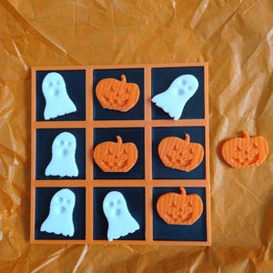 tic tac toe, Halloween tic tac toe, ghost and pumpkin theme, old fashioned games, tic-tac-toe, board games, Halloween games, party game