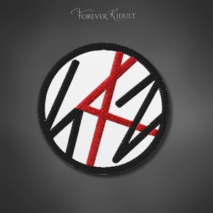 Può includere: Toppa ricamata in bianco e nero con una croce rossa all'interno di un cerchio. La toppa presenta il testo "Forever Kidult".