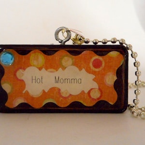 Hete Momma Collage Domino ketting hanger teruggewonnen Mixed Media Folk Art moeder