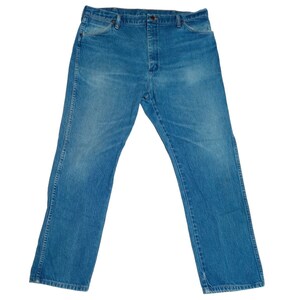 Puede incluir: Un par de pantalones vaqueros azules de mezclilla con corte recto. Los pantalones tienen un estilo cl&aacute;sico de cinco bolsillos y cierre de bot&oacute;n.