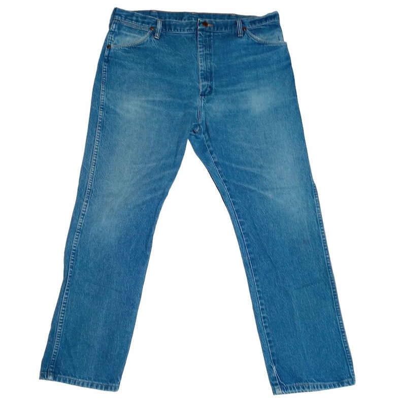 Puede incluir: Un par de pantalones vaqueros azules de mezclilla con corte recto. Los pantalones tienen un estilo cl&aacute;sico de cinco bolsillos y cierre de bot&oacute;n.