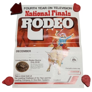 Póster promocional de la hebilla del cinturón de rodeo de las Finales Nacionales de 1977, jinete de toros y vaquero, NFR