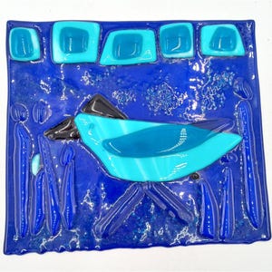 Escultura de azulejo atrapasol de arte abstracto de pájaro azul en vidrio fusionado, pieza única de colección.