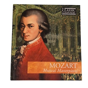 Könnte beinhalten: Quadratischer Buchumschlag mit einem Porträt von Mozart in einem roten Mantel. Der Titel "MOZART Musical Masterpieces" steht auf einem orangefarbenen Banner. Der Hintergrund zeigt eine detaillierte Illustration eines Konzertsaals.