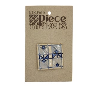 Peut inclure: Un carreau en céramique bleu et blanc avec un motif géométrique. Le carreau est étiqueté "Elk Falls Piece Makers".