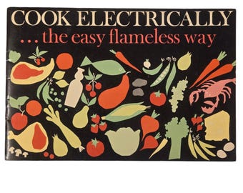 Puede incluir: Una portada de libro de cocina vintage con el título "COOK ELECTRICALLY... the easy flameless way". La portada presenta una ilustración colorida de varios alimentos, incluyendo pescado, verduras y frutas, sobre un fondo negro.