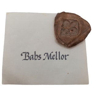 Carte de visite en argile Fleur de lys sculpteur Babs Mellor vintage OOAK Art