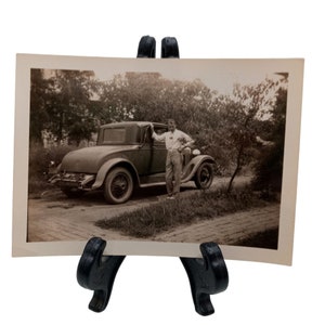 アンティーク ビュイック 1936 年式車の写真 セダン クーペのポーズをとる男性の写真