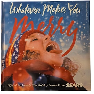 Puede incluir: Un anuncio vintage con el texto "Whatever Makes You Merry" en escritura blanca y roja. Se muestra a una persona con la boca abierta, atrapando copos de nieve. El anuncio es para SEARS.