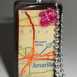 Amarillo, Texas Butterfly Collage Domino ketting hanger teruggewonnen Mixed mediakunst