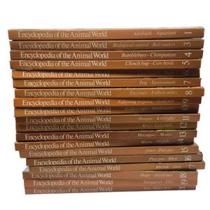 以下が含まれることがあります： 「Encyclopedia of the Animal World」というタイトルの茶色の本18冊の積み重ね。背表紙には1から20までの巻数と、各巻で扱われている動物のトピックのアルファベット順の範囲が白い文字で記されています。