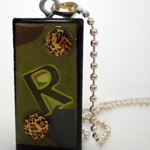 Groene Leopard R Collage Domino ketting hanger met de Letter teruggewonnen Mixed mediakunst