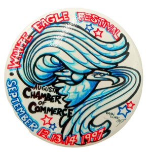 Puede incluir: Botón del Festival White Eagle con un diseño de águila azul y negro. El texto en el botón dice "White Eagle Festival", "Augusta Chamber of Commerce", "Septiembre 12, 13, 14, 1997", y "Brian Clark '97".