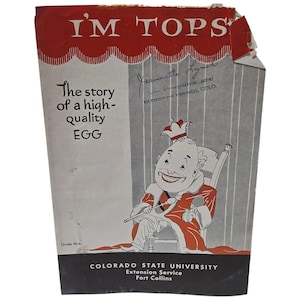 以下が含まれることがあります： 「I'M TOPS」と書かれたヴィンテージパンフレット。テキストは「高品質の卵の物語」です。赤いローブと王冠をかぶった漫画の王様が描かれています。「コロラド州立大学エクステンションサービス」と「フォートコリンズ」のテキストが含まれています。