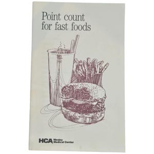 Peut inclure: Une brochure vintage intitulée "Point count for fast foods" avec un dessin d'un hamburger, des frites et un soda. La brochure est du HCA Wesley Medical Center.