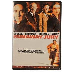 Op de afbeelding: Een dvd-hoes voor de film "Runaway Jury" met acteurs Cusack, Hackman, Hoffman en Weisz. De cover heeft een groepsfoto van de acteurs en een rennende man. De tekst luidt "Een briljante thriller met een verrassend einde!"