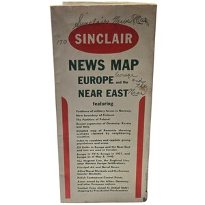 Può includere: Una mappa di notizie Sinclair vintage dell'Europa e del Vicino Oriente, con un logo Sinclair rosso e bianco. La mappa mostra posizioni militari, confini ed eventi storici.