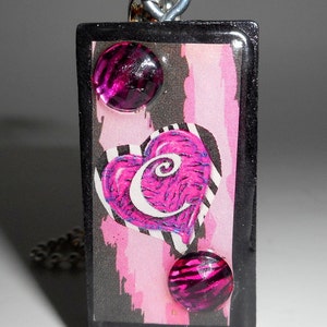Roze zwart Zebra eerste C Collage Domino ketting hanger teruggewonnen Mixed mediakunst