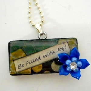 Worden gevuld met vreugde Collage Domino ketting hanger teruggewonnen Mixed Media kunst Boho Indie