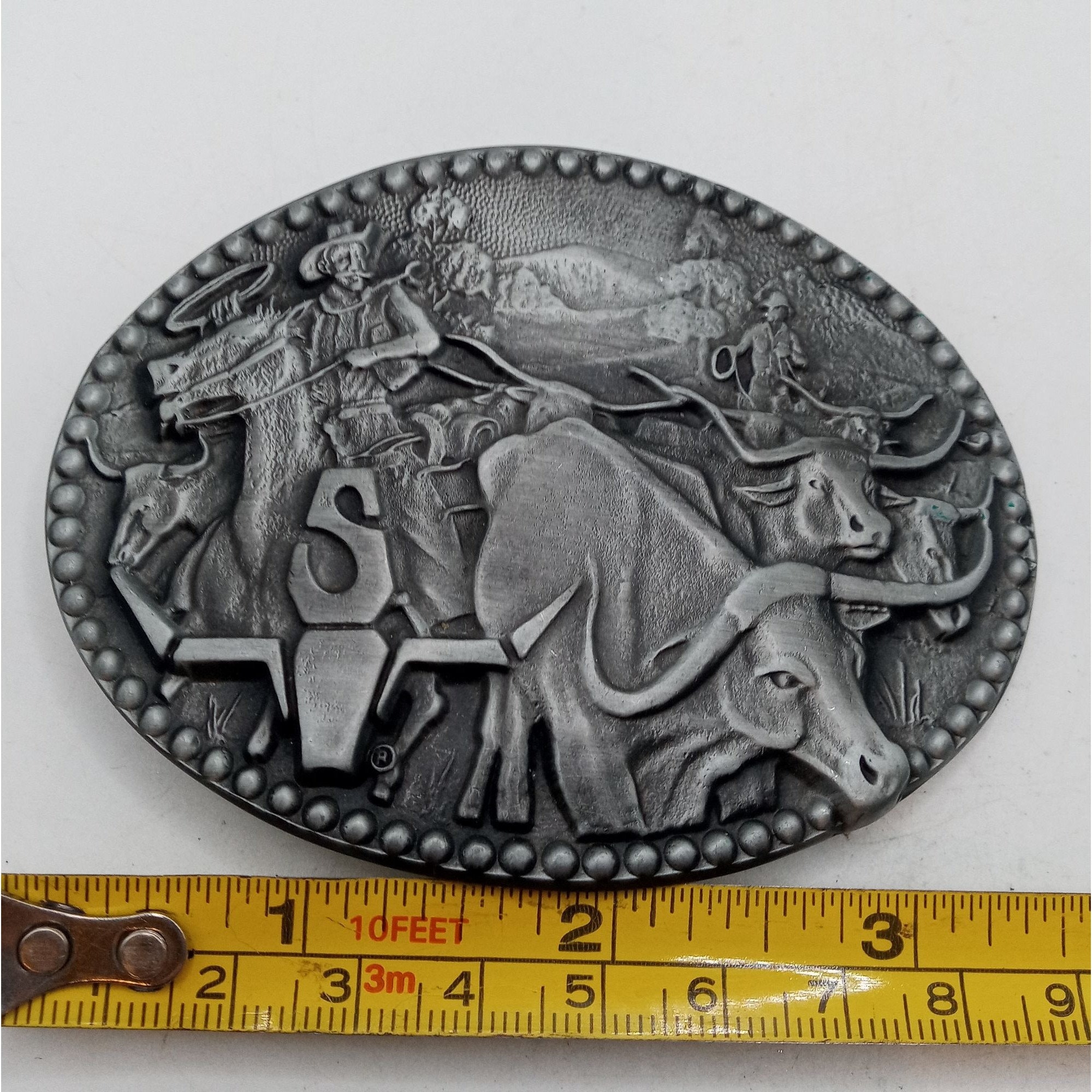 Boucle De Ceinture Western Vintage Ronde Motif Bovins - Marque Hawk Gallery, Occasion En Bon état