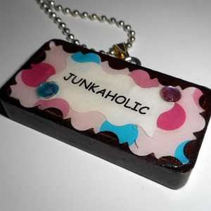 Junkaholic roze Turquoise Collage Domino ketting hanger Junker Mixed mediakunst