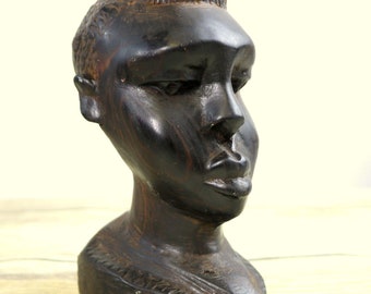 Escultura de madera tallada de arte popular: cabeza tallada de un hombre.