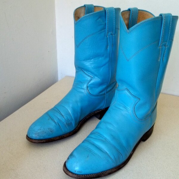Vintage Justin Cowboy Boots in a Rockin Blue Color size 6 C