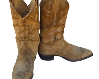 Botas vaqueras vintage Dan Post de ante marrón claro para hombre, talla 10.5 EW, con aspecto desgastado.