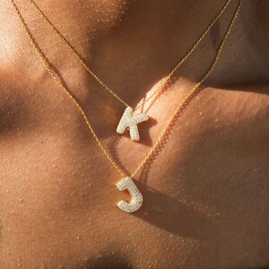 Colar personalizado com letras em formato de bolha – Pingente inicial personalizado banhado a ouro 14K com pedras brilhantes