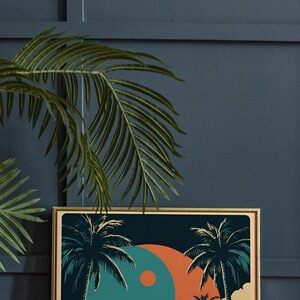 Peut inclure: Une affiche de style r&eacute;tro avec une sc&egrave;ne de coucher de soleil repr&eacute;sentant des palmiers, un soleil bleu et orange, et le mot "FLORIDA" en lettres orange.