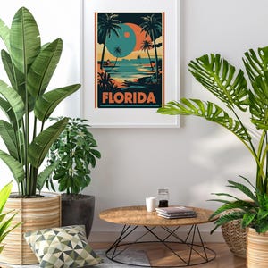 Peut inclure: Une affiche de style r&eacute;tro avec une sc&egrave;ne de coucher de soleil de palmiers et une lune bleue et orange au-dessus d'une &eacute;tendue d'eau. L'affiche porte le mot "FLORIDA" en texte orange en bas.