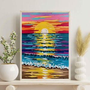 以下が含まれることがあります： 海に沈むカラフルな夕日を表現した絵画。空はピンク、オレンジ、イエローが混ざり合っており、太陽は波の向こうに沈んでいます。水は濃い青色で、波には白い波頭があります。ビーチは砂色の茶色です。