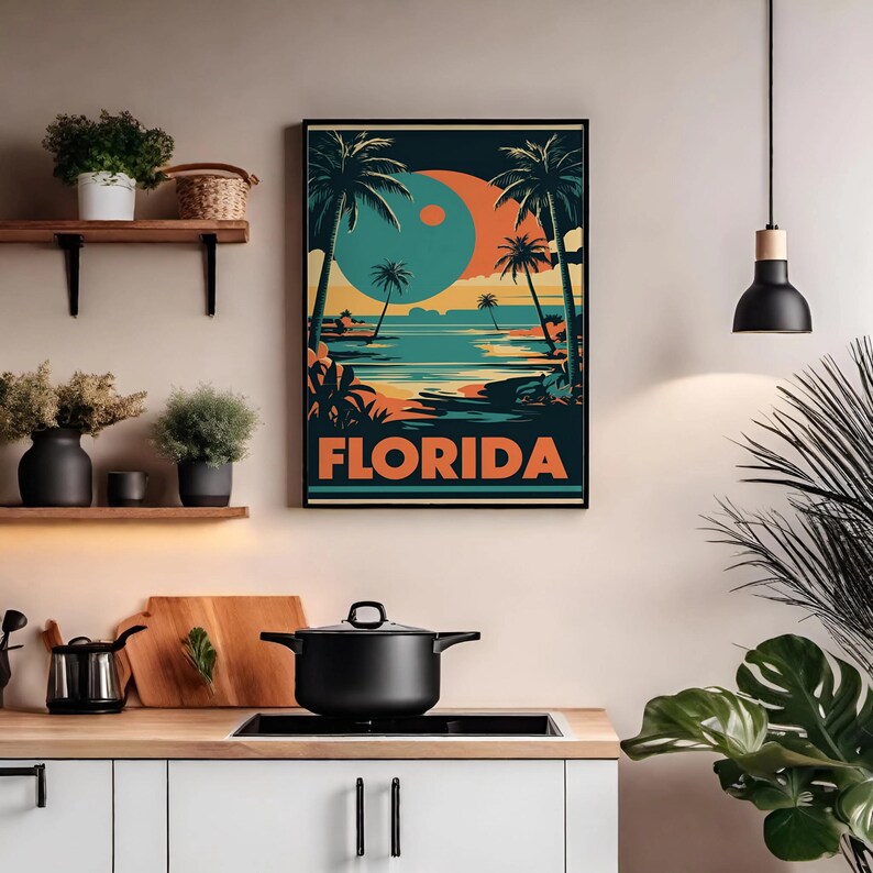 Peut inclure: Une affiche de style r&eacute;tro avec une sc&egrave;ne de coucher de soleil repr&eacute;sentant des palmiers et un soleil bleu et orange au-dessus d'une &eacute;tendue d'eau. Le texte "FLORIDA" est imprim&eacute; en orange au bas de l'affiche.