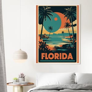 Peut inclure: Une affiche de voyage de style vintage repr&eacute;sentant une vue panoramique d'une plage en Floride. L'affiche a un fond bleu fonc&eacute; avec des palmiers, une mer turquoise et un grand soleil orange et bleu. Le texte "FLORIDA" est imprim&eacute; en lettres orange en bas de l'affiche.