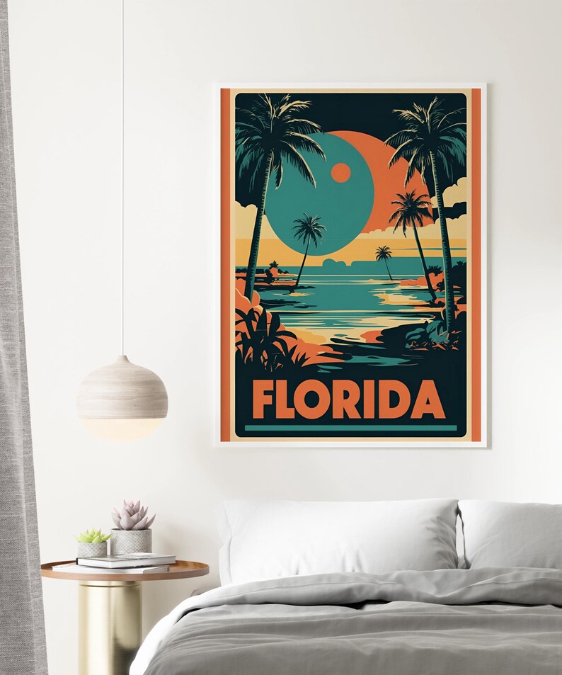 Peut inclure: Une affiche de voyage de style vintage repr&eacute;sentant une vue panoramique d'une plage en Floride. L'affiche a un fond bleu fonc&eacute; avec des palmiers, une mer turquoise et un grand soleil orange et bleu. Le texte "FLORIDA" est imprim&eacute; en lettres orange en bas de l'affiche.