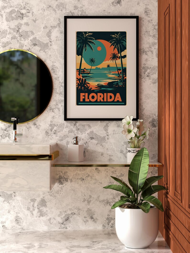Peut inclure: Une affiche encadr&eacute;e avec une illustration r&eacute;tro d'une sc&egrave;ne de plage en Floride. L'affiche repr&eacute;sente des palmiers, un coucher de soleil bleu et orange, et le mot "FLORIDA" en lettres orange et audacieuses.