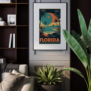Peut inclure: Une affiche de style r&eacute;tro avec un coucher de soleil bleu et orange sur une plage avec des palmiers. Le texte "FLORIDA" est en lettres orange en bas de l'affiche.