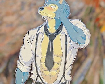 Puede incluir: Un pin de esmalte metálico que muestra un lobo antropomórfico azul con el pecho y la cara de color crema, vistiendo una camisa blanca, corbata negra y tirantes negros. El personaje tiene las mejillas sonrojadas y una mano detrás de la cabeza.