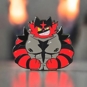 Pode incluir: Um pin colorido de esmalte com um personagem de desenho animado com uma constituição muscular. O pin tem um esquema de cores vermelho, preto e cinza, com olhos amarelos e um sorriso largo. O personagem tem uma expressão feroz e é um item colecionável.