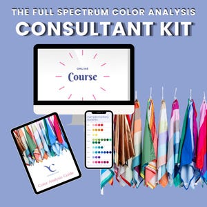 Può includere: Un kit per consulenti di analisi del colore con un monitor che mostra un corso online, un tablet con una guida all'analisi del colore, uno smartphone con una tabella di accenti complementari e una serie di drappi in tessuto colorato.