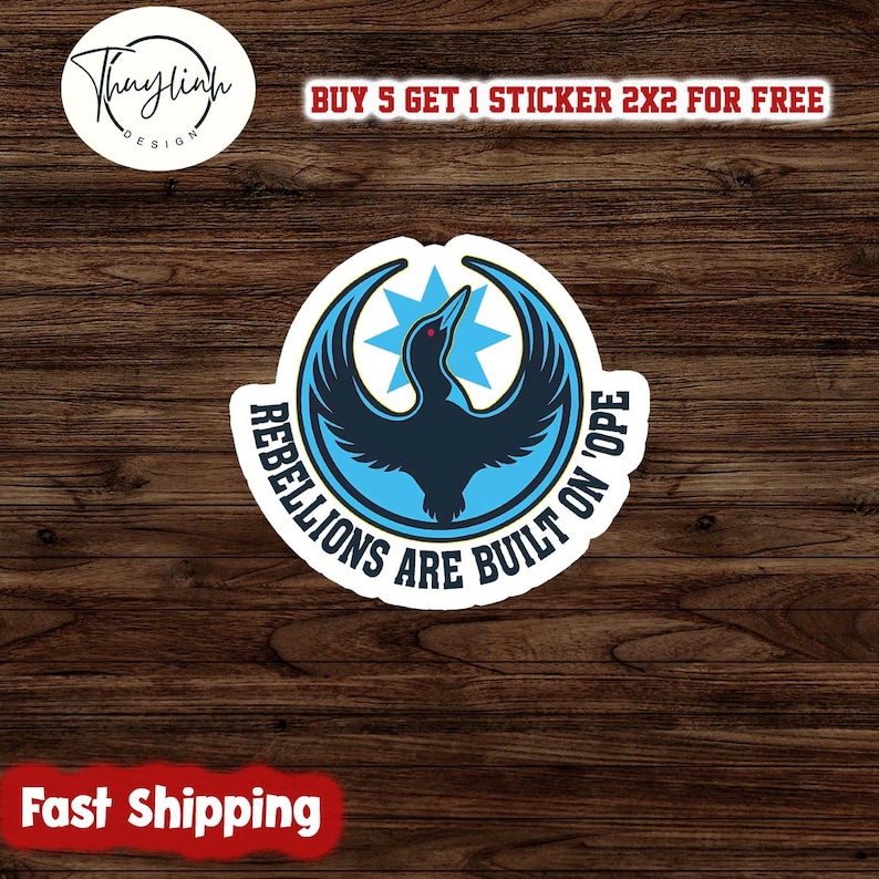 Może przedstawiać: Biała naklejka z niebiesko-czarnym wzorem ptaka i napisem "REBELLIONS ARE BUILT ON 'OPE". Naklejka zawiera r&oacute;wnież tekst "BUY 5 GET 1 STICKER 2X2 FOR FREE" i "Fast Shipping".