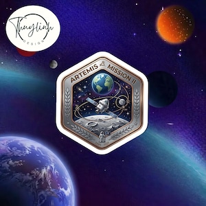 Puede incluir: Una pegatina hexagonal de la Misión Artemis II con temática espacial. El diseño presenta una ilustración detallada de la Tierra, un satélite y una superficie lunar. La pegatina tiene un borde plateado y el texto "ARTEMIS MISSION II".